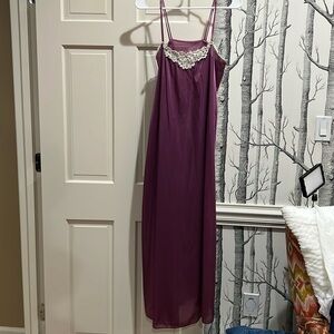 VINTAGE PURPLE NIGHT GOWN WITH LACE DETAIL